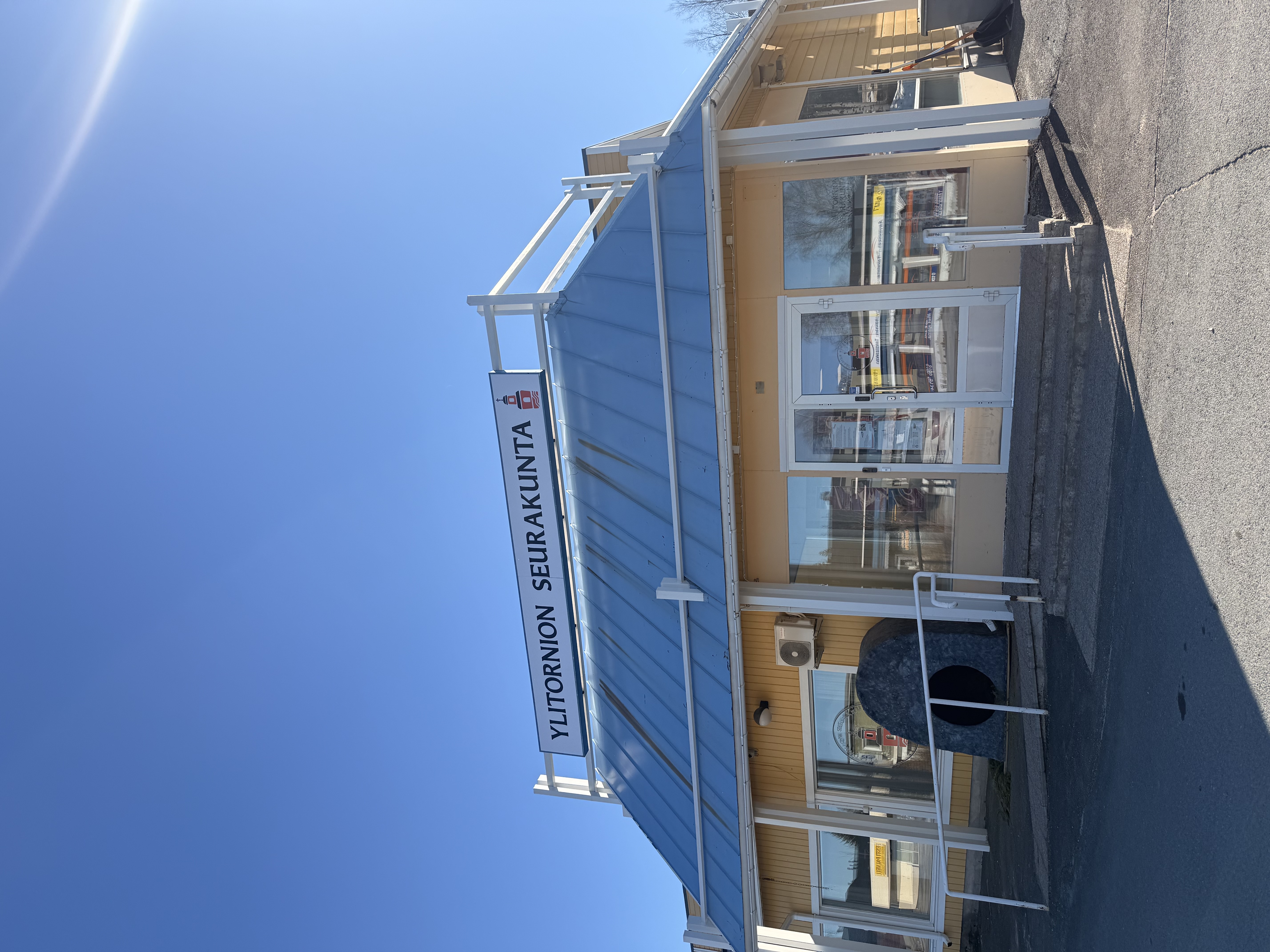 Miitti kuvattuna kadun puolelta